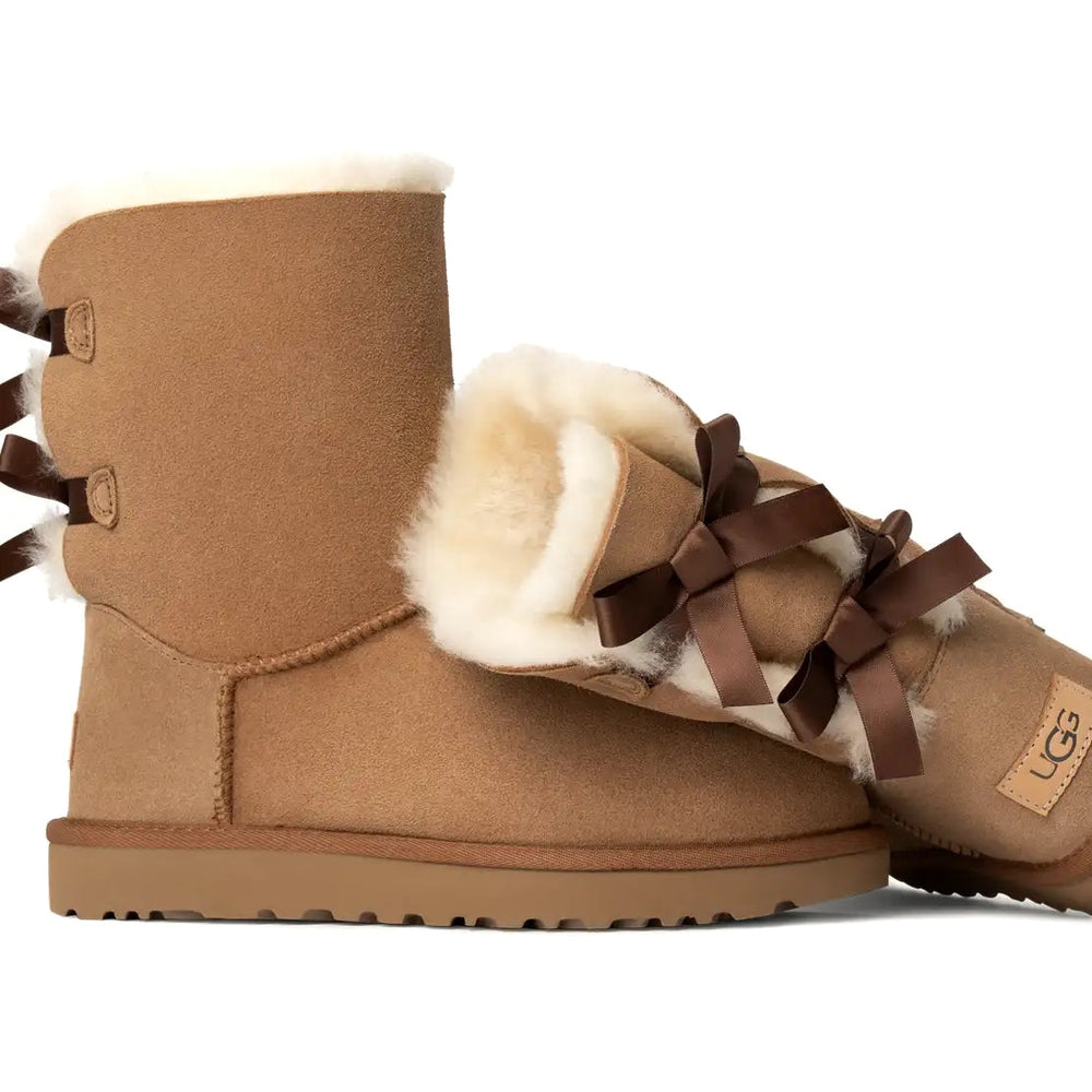 UGG Bailey Bow II coloris Chestnut – botte en peau de mouton à nœuds satin, vue 4