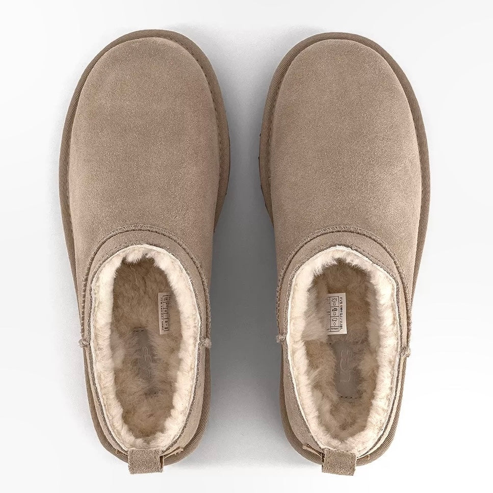 UGG Classic Micro coloris Sand – bottine ultra-courte en daim, vue 3