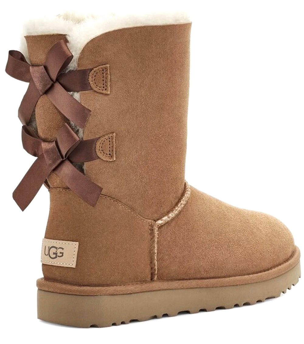 UGG Bailey Bow II coloris Chestnut – botte en peau de mouton à nœuds satin, vue 3