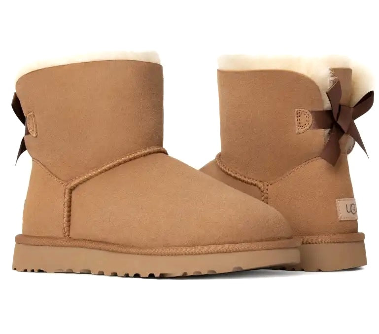 UGG Mini Bailey Bow II coloris Chestnut – bottine à nœud satin en peau de mouton