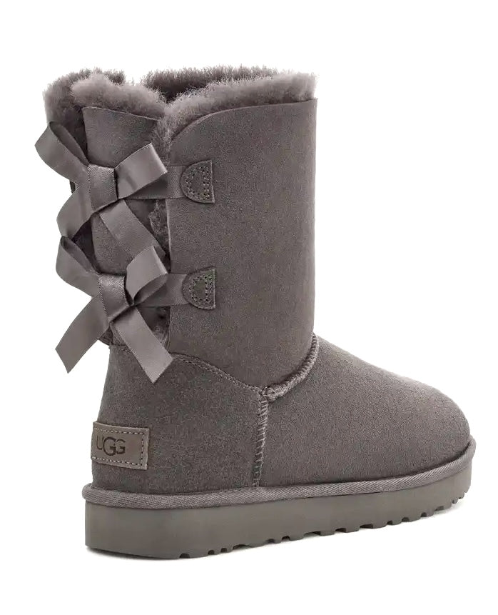 UGG Bailey Bow II coloris Obsidian – botte en peau de mouton à nœuds satin