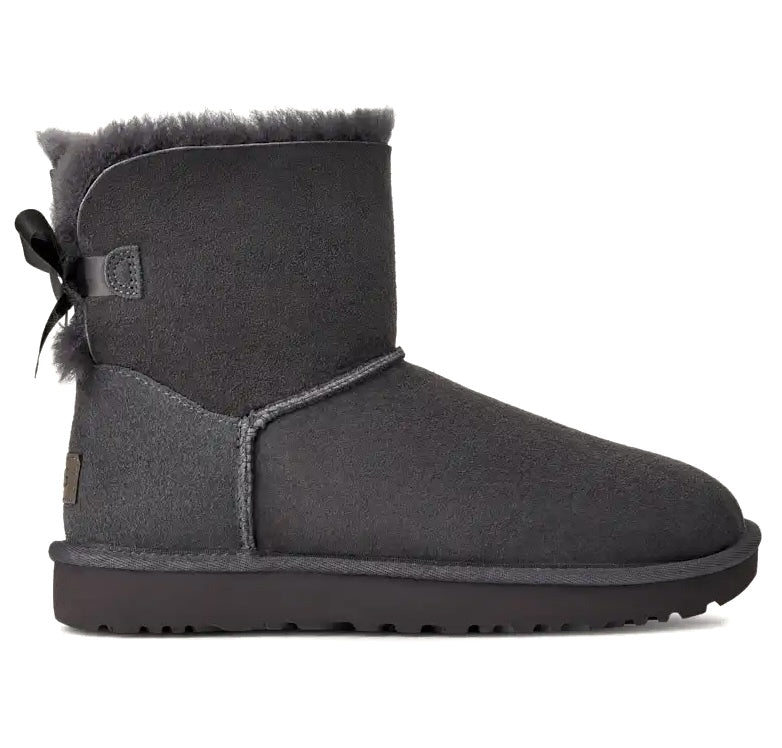 UGG Mini Bailey Bow II coloris Obsidian – bottine à nœud satin en peau de mouton, vue 2