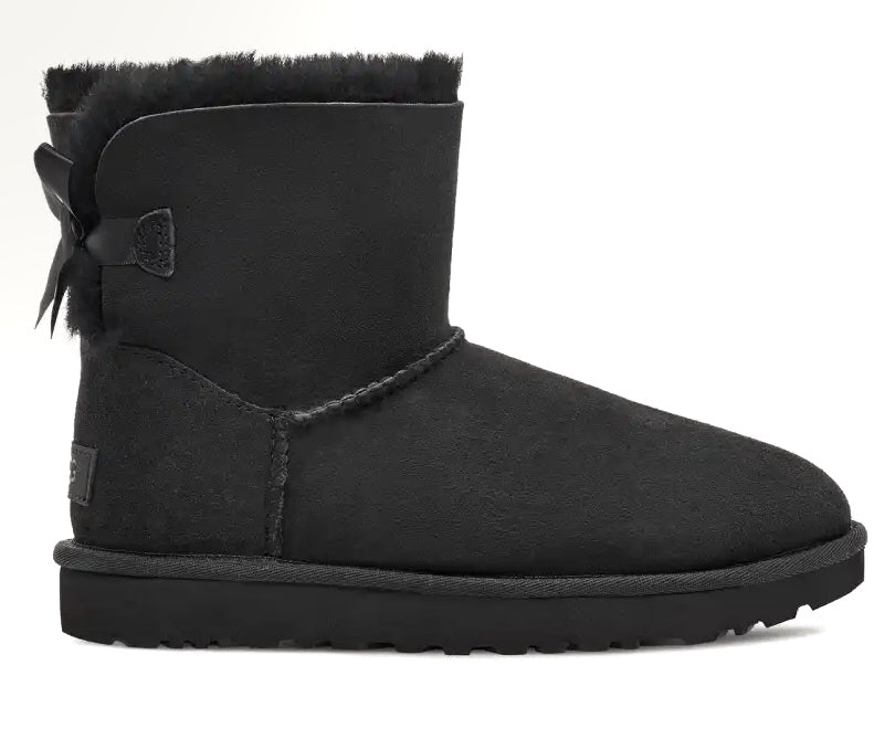 UGG Mini Bailey Bow II coloris Black – bottine à nœud satin en peau de mouton, vue 2