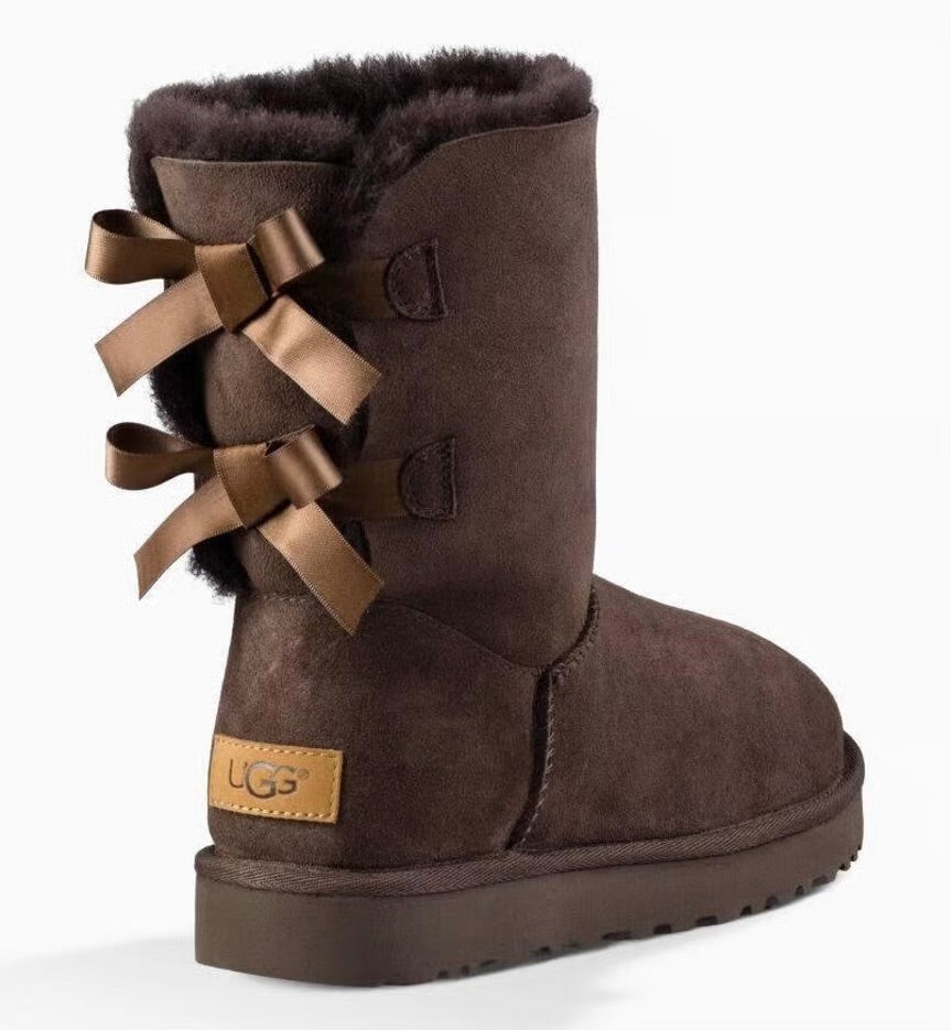 UGG Bailey Bow II coloris Chocolate – botte en peau de mouton à nœuds satin