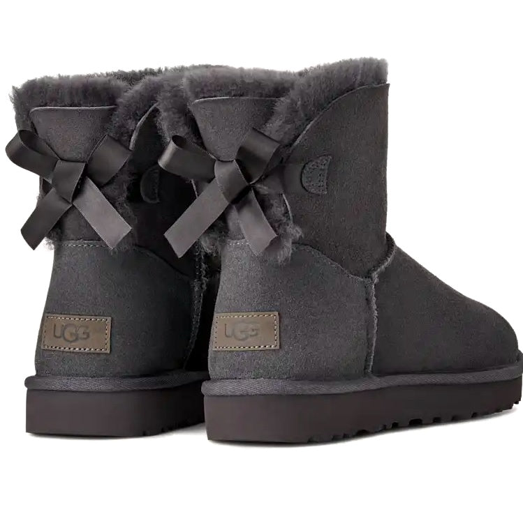 UGG Mini Bailey Bow II coloris Obsidian – bottine à nœud satin en peau de mouton, vue 3