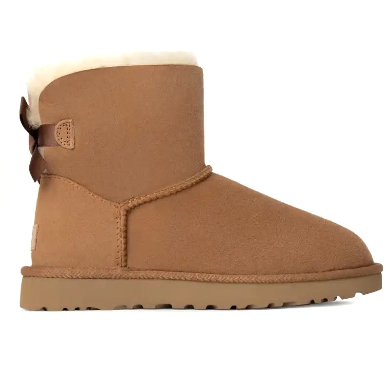 UGG Mini Bailey Bow II coloris Chestnut – bottine à nœud satin en peau de mouton, vue 2